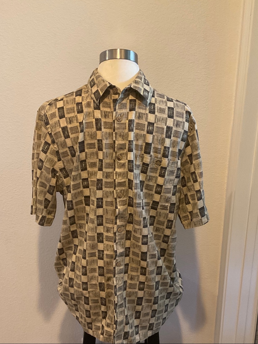 Men’s Checked Short-Sleeve Button-Down Shirt in Beige and Black